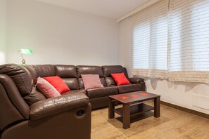 TV - Lemon Tree Apartment with Private Terrace, Wi-Fi and Air Conditioning (Canet de Mar)