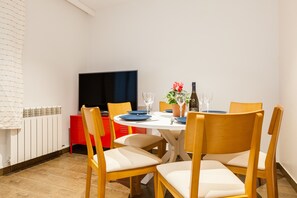 Dining - ‘Lemon Tree’ Apartment with Private Terrace, Wi-Fi and Air Conditioning (Canet de Mar)