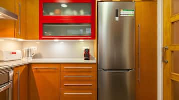 Een koelkast, een magnetron, een oven, een kookplaat