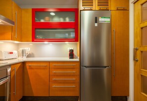 Een koelkast, een microgolfoven, een oven, een kookplaat