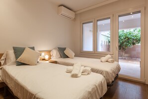 3 bedrooms, WiFi, bed sheets - ‘Lemon Tree’ Apartment with Private Terrace, Wi-Fi and Air Conditioning (Canet de Mar)