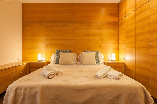 3 bedrooms, WiFi, bed sheets - Lemon Tree Apartment with Private Terrace, Wi-Fi and Air Conditioning (Canet de Mar)