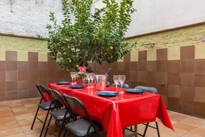 Outdoor dining - ‘Lemon Tree’ Apartment with Private Terrace, Wi-Fi and Air Conditioning (Canet de Mar)
