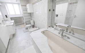 Douche, sèche-cheveux, bidet, serviettes fournies