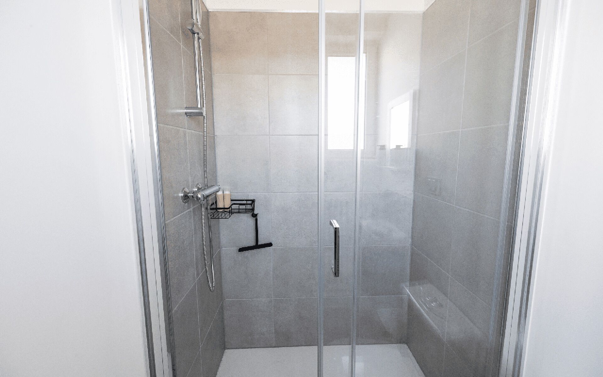 Douche, sèche-cheveux, serviettes fournies