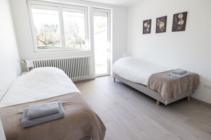 Een strijkplank/strijkijzer, wifi, beddengoed