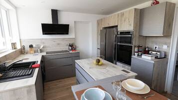 Réfrigérateur, micro-ondes, four, lave-vaisselle