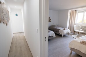 Een strijkplank/strijkijzer, wifi, beddengoed