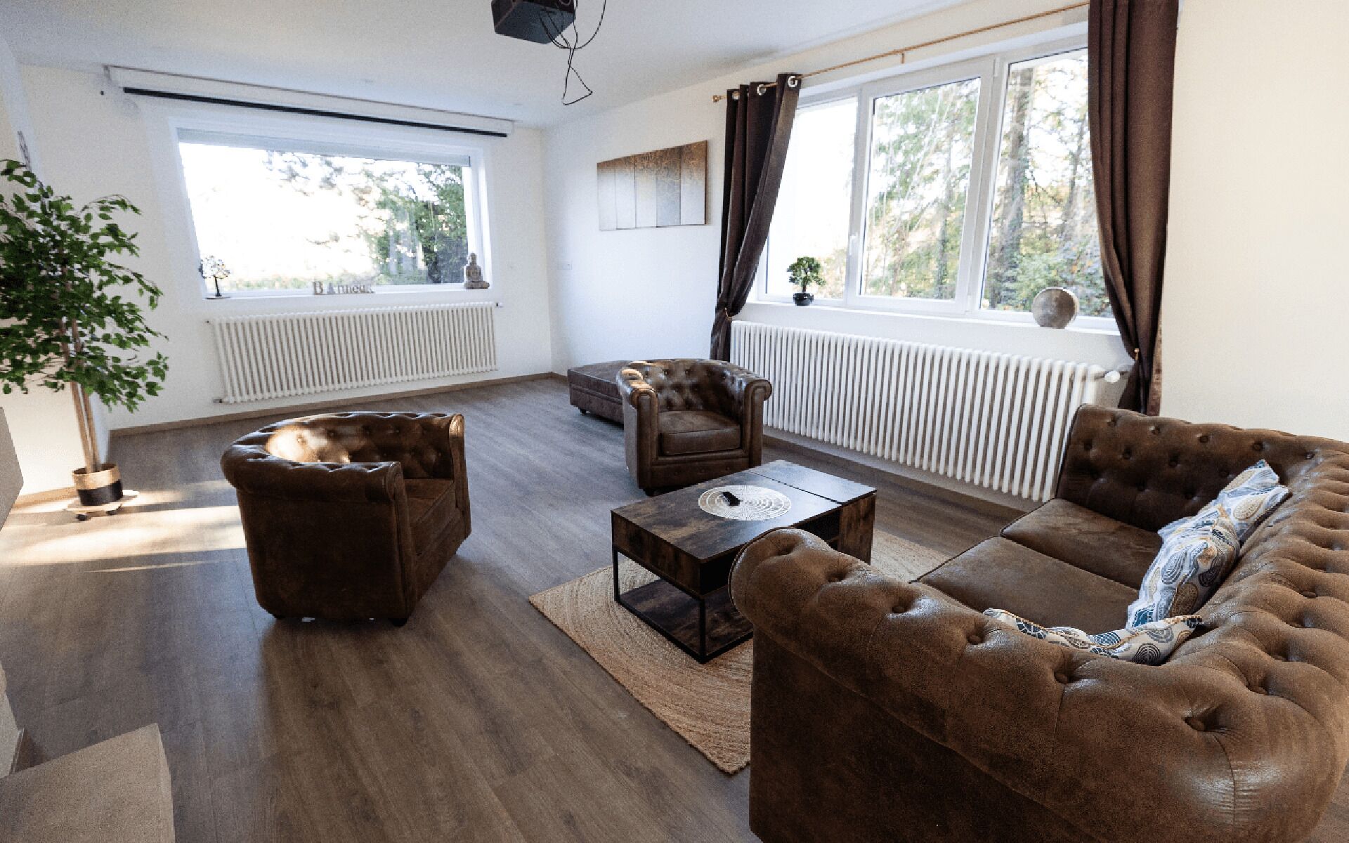 Televisie, een open haard, boeken en een stereo