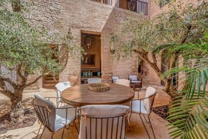 Outdoor dining - Riad Royal Koubba - Luxury Private Riad Featuring 100% Moroccan Architecture (Marrakesh)