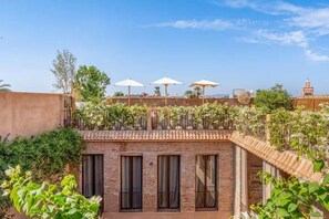 المنطقة المحيطة بالمنشأة