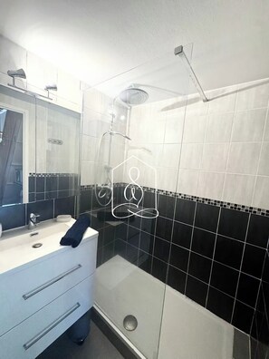 Shower, hair dryer, towels, shampoo - La petite Provence, in a secure residence with swimming pool (Tourrettes)