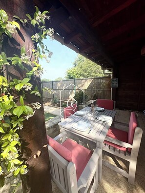 Outdoor dining - La petite Provence, in a secure residence with swimming pool (Tourrettes)