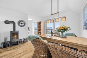 Dining - Schleiglück -Beach chair, infrared heat cabin, fireplace, balcony, parking space (Olpenitz)
