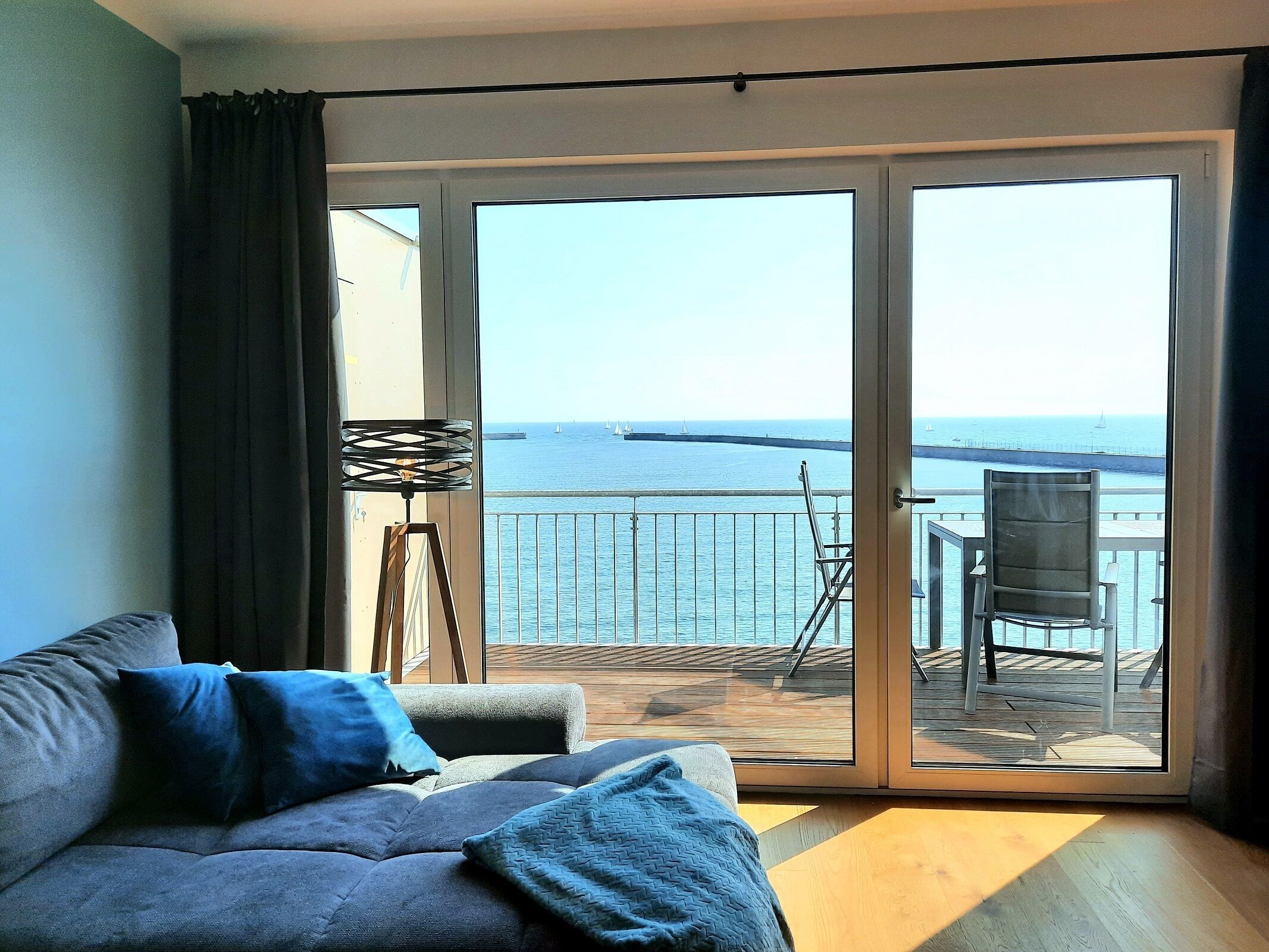 Televisor, llar de foc i estèreo 