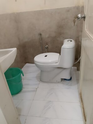 Shower, towels - Hotel The Prime (Rawalpindi)
