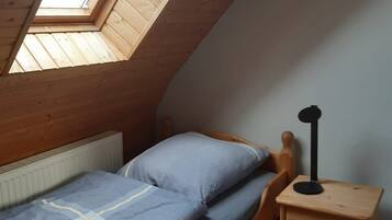 2 bedrooms, desk, WiFi