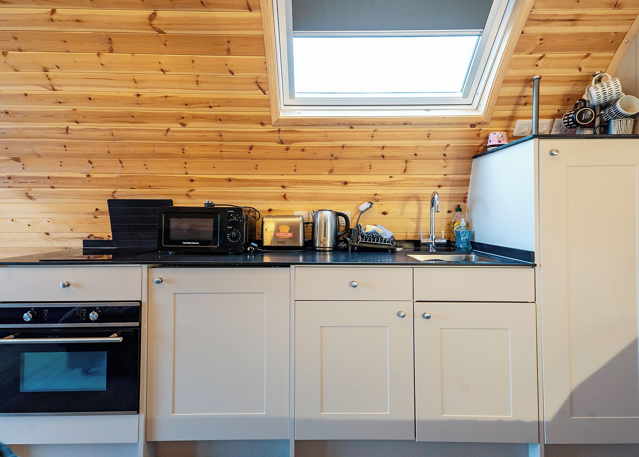 Réfrigérateur, un four, surface de cuisson, grille-pain