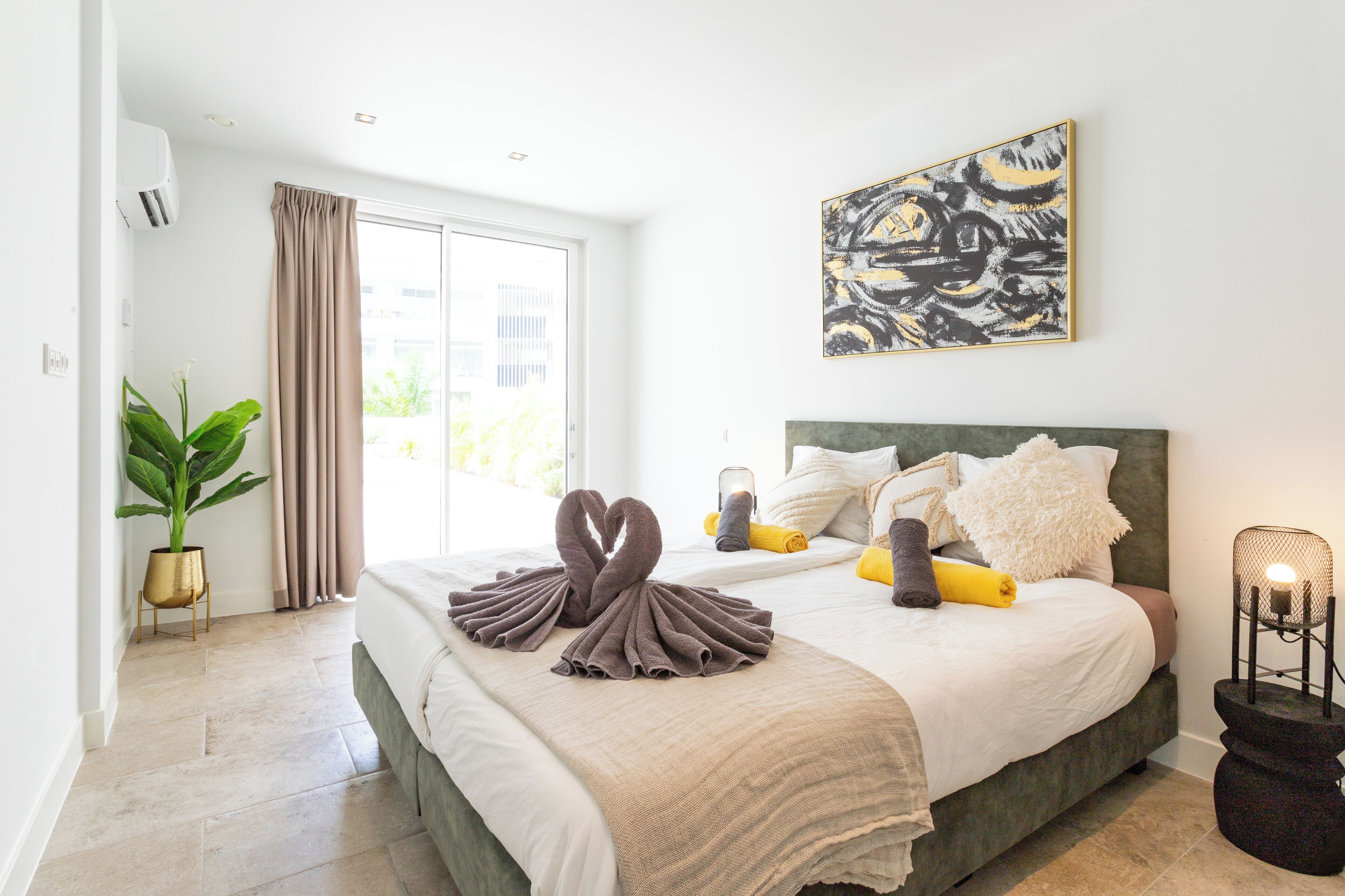 Appartement Deluxe, 3 chambres, patio, vue mer | Coffres-forts dans les chambres, rideaux occultants