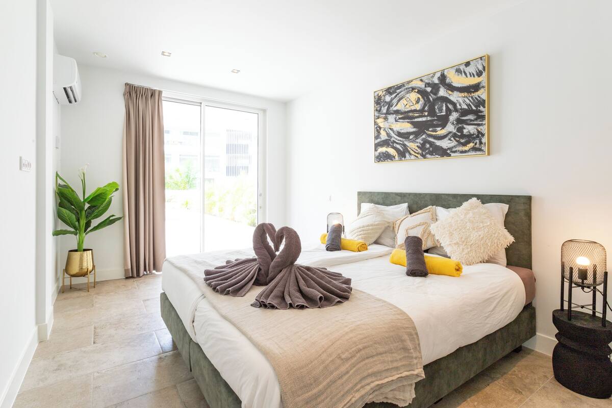 Leilighet – deluxe, 3 soverom, terrasse, sjøutsikt | Safe på rommet, blendingsgardiner, lydisolert og strykejern/-brett