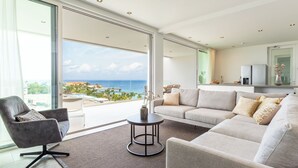 デラックス アパートメント 2 ベッドルーム バルコニー シービュー | リビング エリア | 80 cmのスマートテレビ (デジタル放送視聴可)、Netflix、ストリーミングサービス