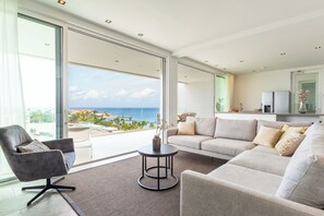 Deluxe Apartment, 2 Bedrooms, Balcony, Sea View | Living area