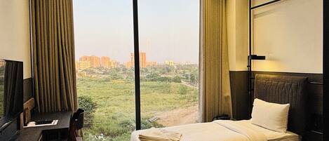 Deluxe Double or Twin Room | Egyptian cotton sheets, premium bedding, memory foam beds, desk