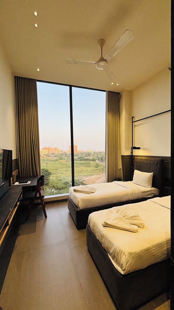 Deluxe-værelse med dobbeltseng eller 2 enkeltsenge | Premium-sengetøj, senge med madrasser af memory foam, skrivebord