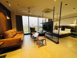 Luxury Room | Egyptian cotton sheets, premium bedding, memory foam beds, desk