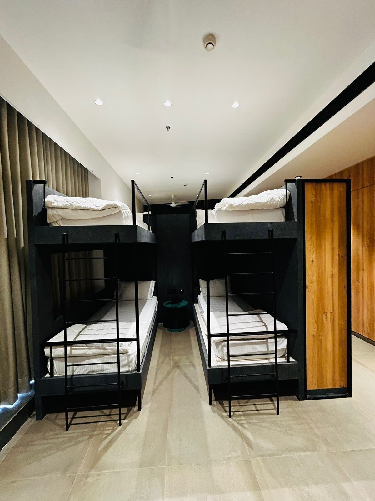 Ropa de cama de alta calidad, colchones con efecto memoria y escritorio 