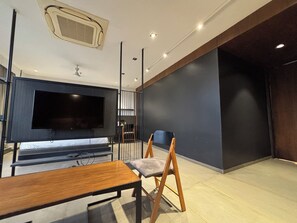 Ropa de cama de alta calidad, colchones con efecto memoria y escritorio 