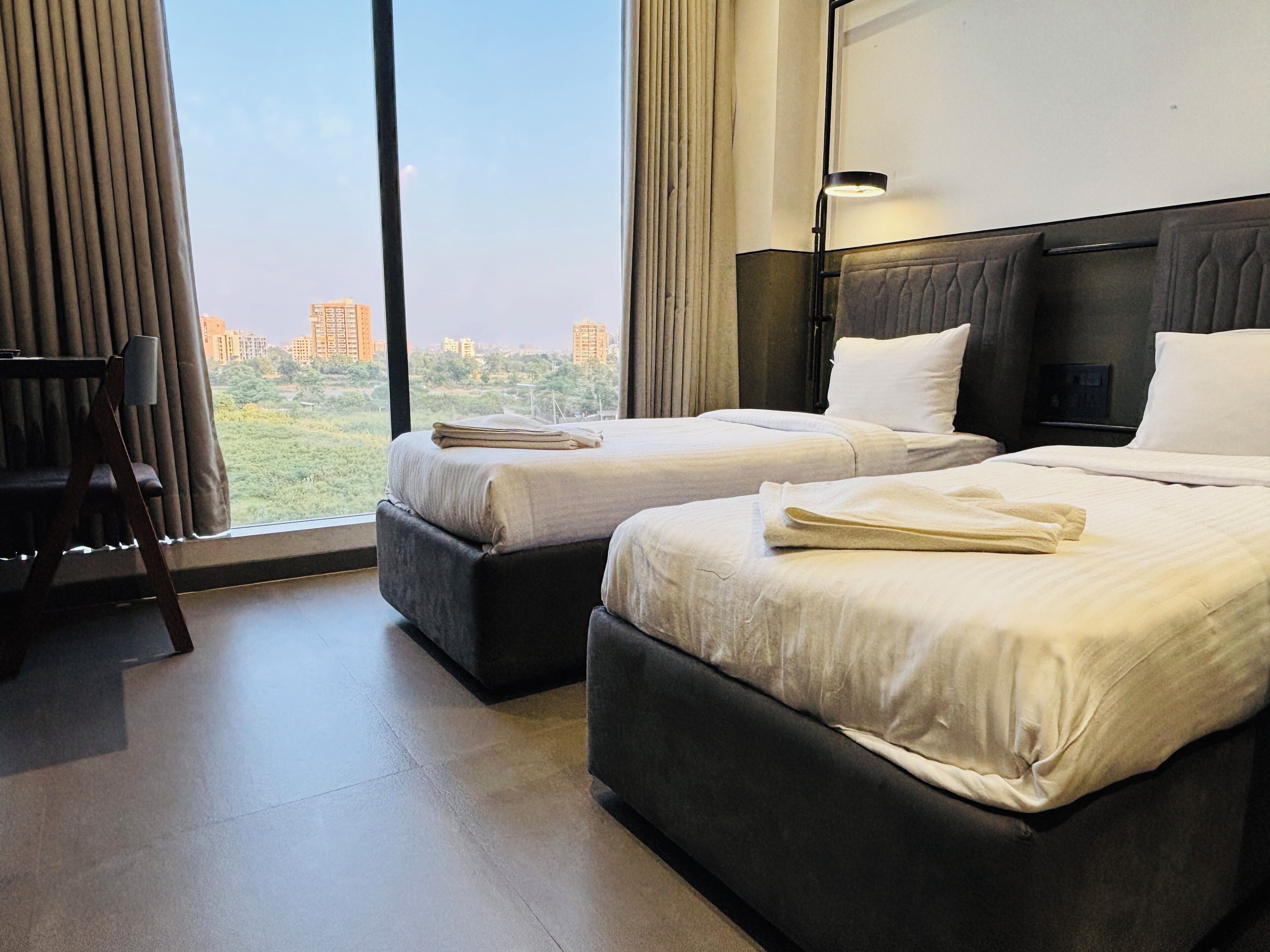 Ropa de cama de alta calidad, colchones con efecto memoria y escritorio 