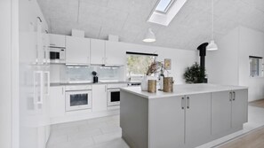 Fridge, microwave, oven, stovetop - VillaVilla 583 - Houstrup Strand, Vestjylland (Nørre Nebel)