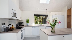 Geladeira, fogão, cooktop, cafeteira/chaleira