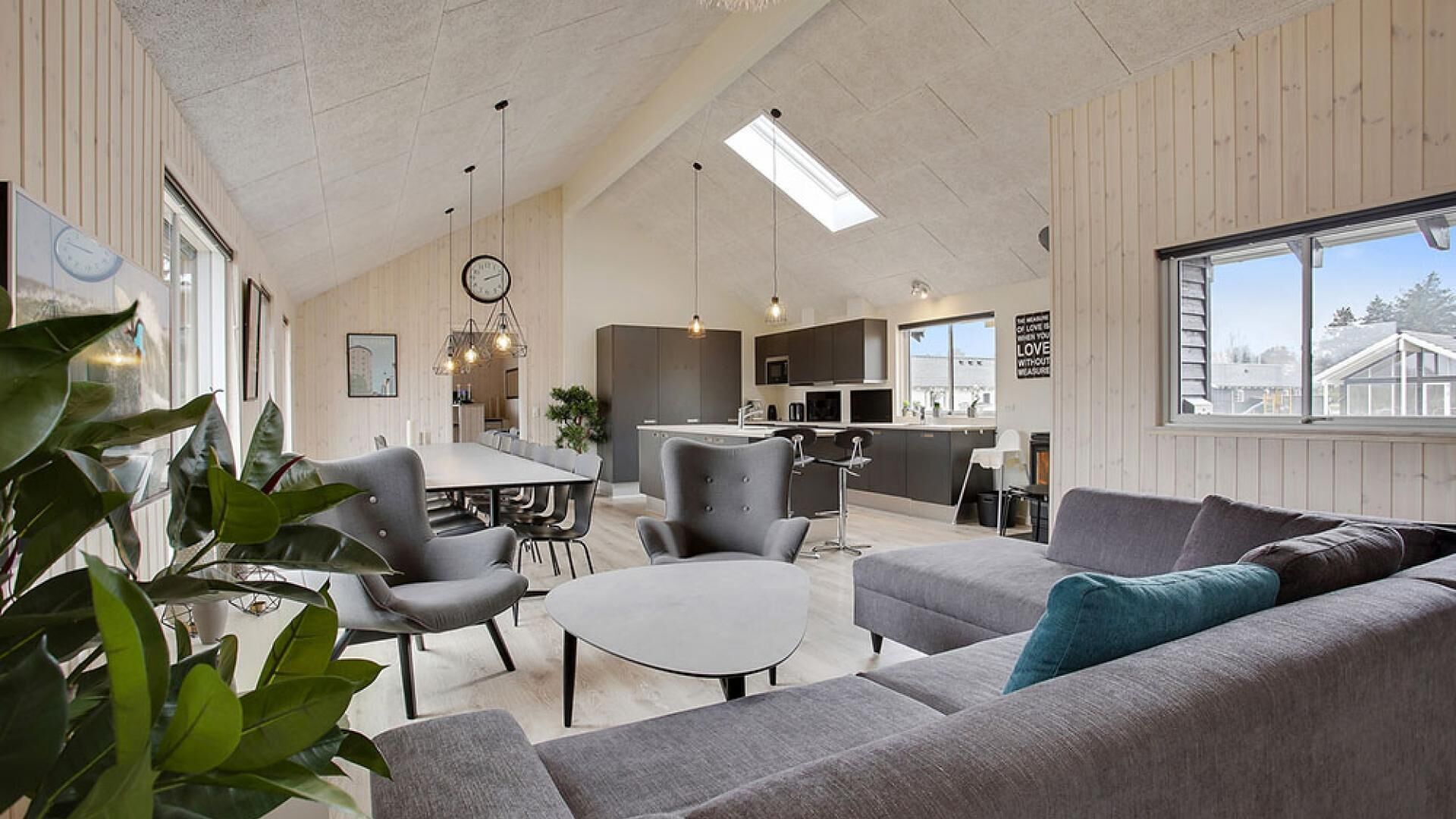 Una chimenea, un futbolín, una mesa de tenis de mesa