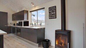 Fridge, microwave, oven, stovetop - VillaVilla 395 - Vejby Strand, Nordsjælland (Vejby)