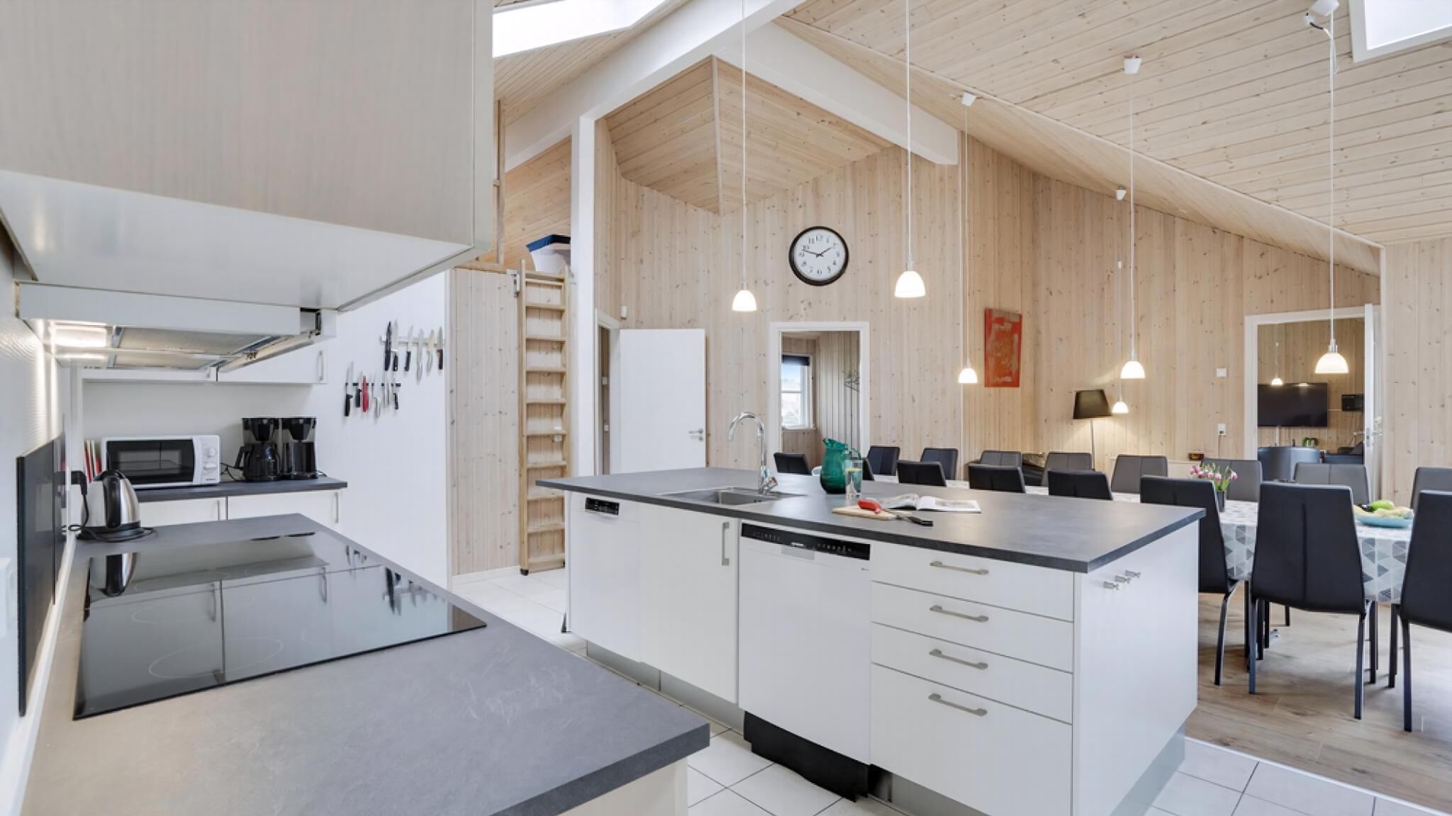 Jääkaappi, uuni, liesi, kahvin-/teenkeitin