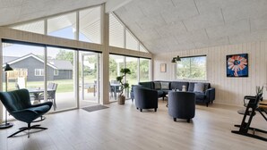 Fernseher, Kamin, Tischfußball, Tischtennisplatte