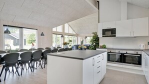 Wasserkocher mit Kaffee-/Teezubehör, Kühlschrank, Mikrowelle, Ofen