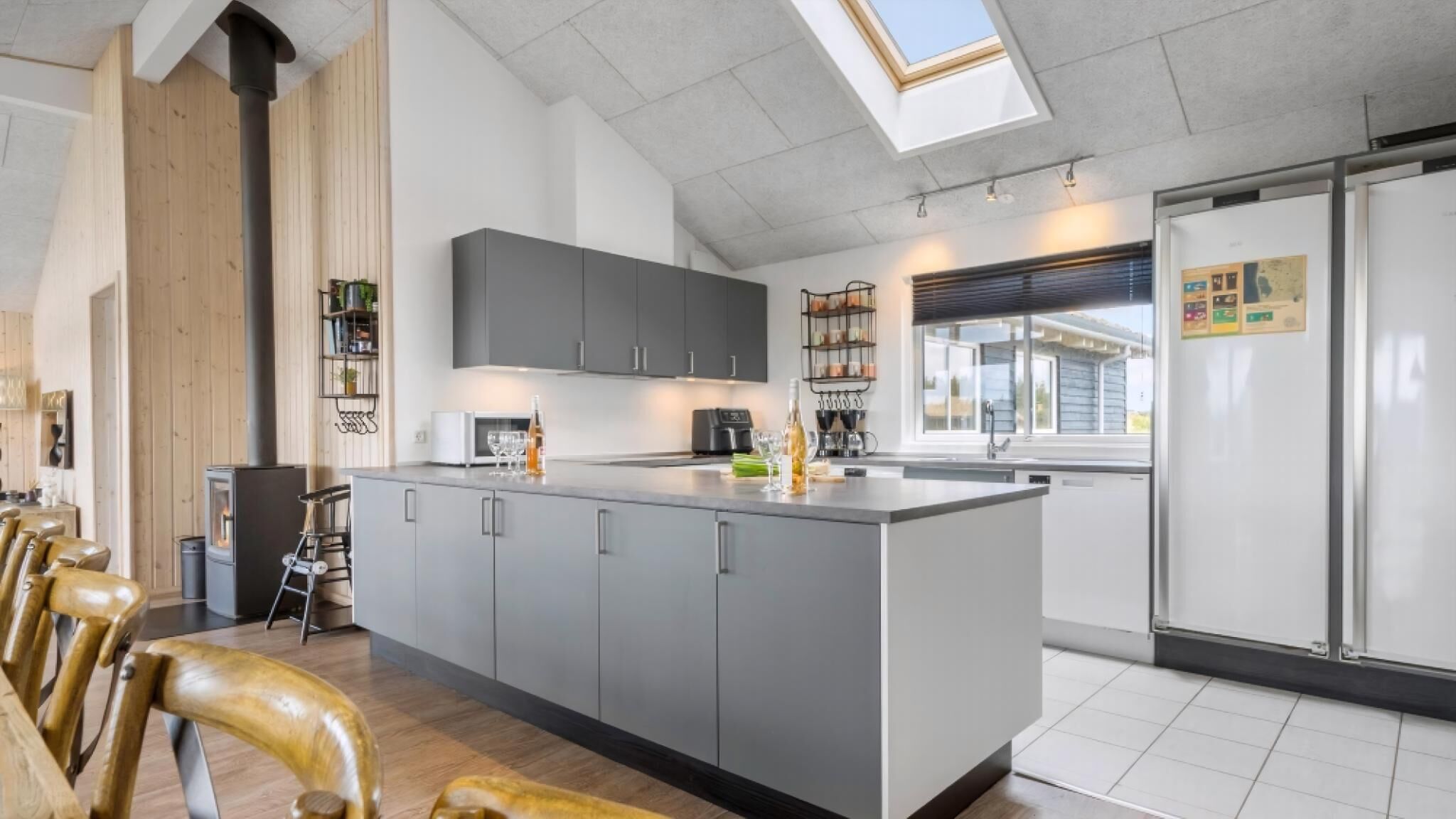 Een koelkast, een oven, een kookplaat, een koffiezetapparaat/waterkoker