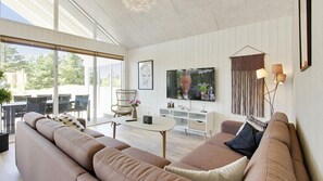 Cheminée, baby-foot, table de tennis de table