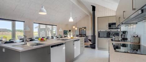 Køleskab, ovn, kogeplade, kaffe-/temaskine