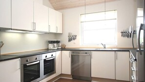 Fridge, oven, stovetop, coffee/tea maker