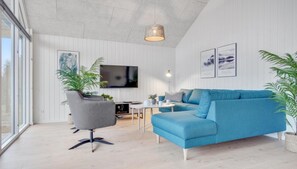 Televisie, een open haard, een videogameconsole en tafelvoetbal