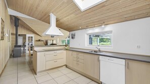 Frigorífic, forn, placa de cuina i cafetera i tetera 