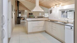 Køleskab, ovn, kogeplade, kaffe-/temaskine