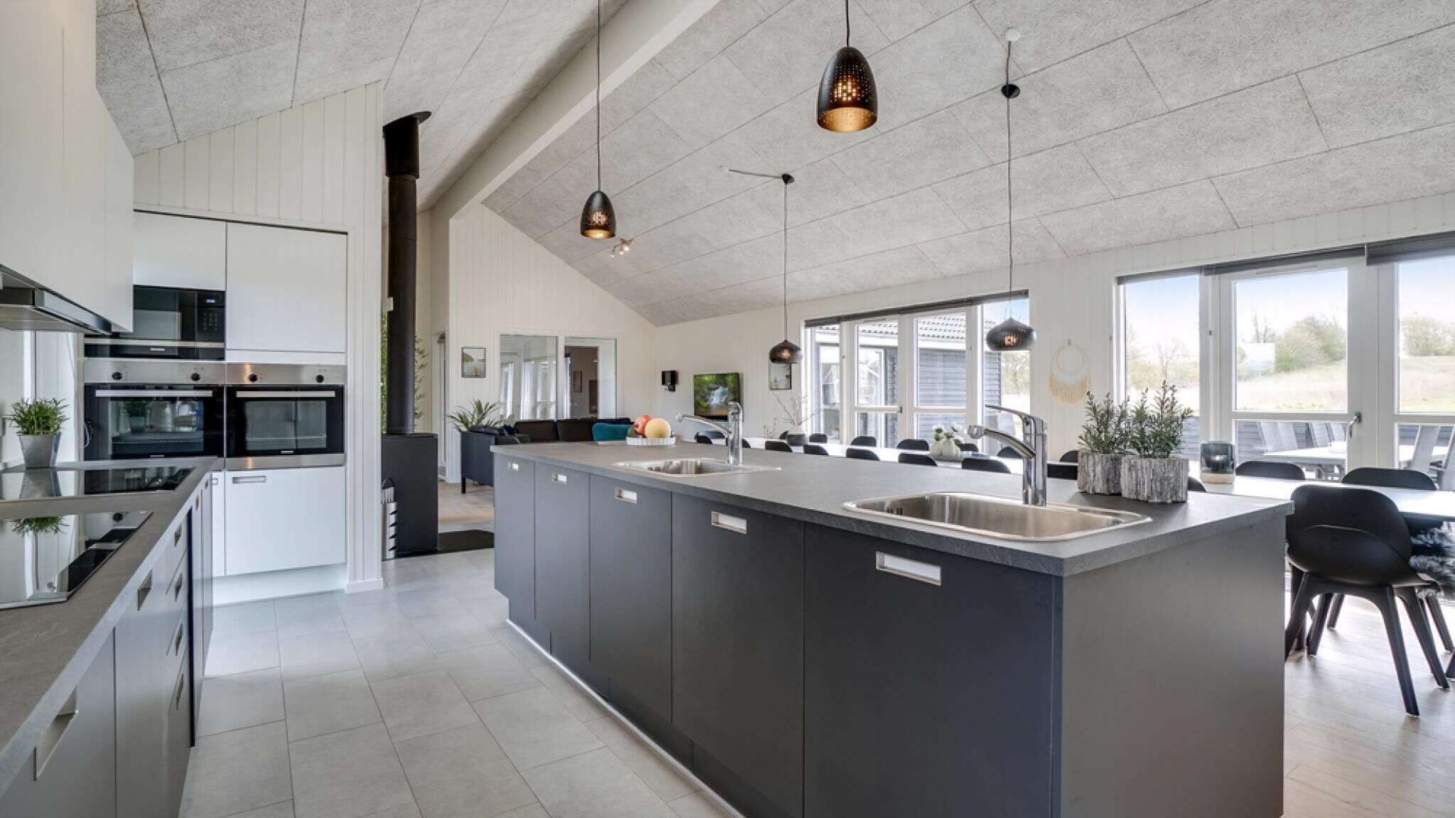 Fridge, oven, stovetop, coffee/tea maker