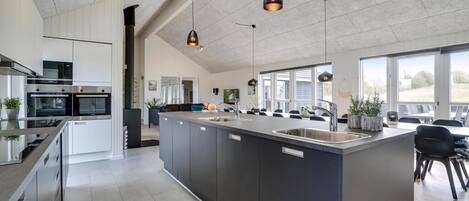 Kjøleskap, ovn, kokeplater og kaffetrakter/tekoker