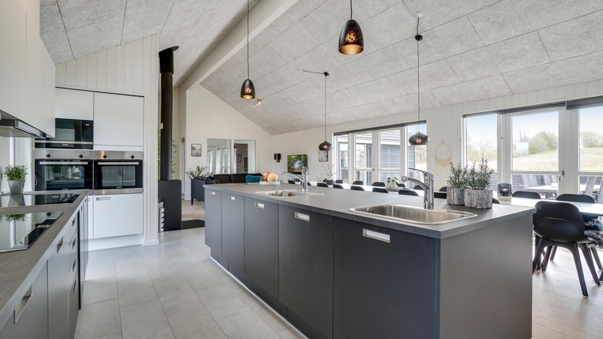 ثلاجة، فرن، موقد طهي مسطح، ماكينة لصنع القهوة/الشاي