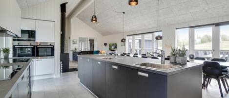 ثلاجة، فرن، موقد طهي مسطح، ماكينة لصنع القهوة/الشاي